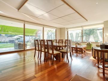 Casa estilo Mediterráneo en Los Nogales, cercana a colegios y comercio.