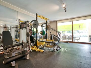 Casa estilo Mediterráneo en Los Nogales, cercana a colegios y comercio.