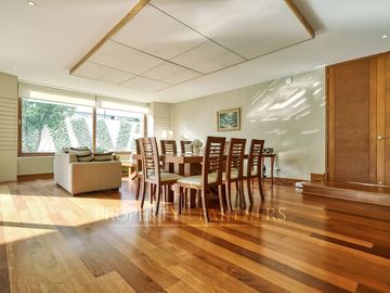 Casa estilo Mediterráneo en Los Nogales, cercana a colegios y comercio.