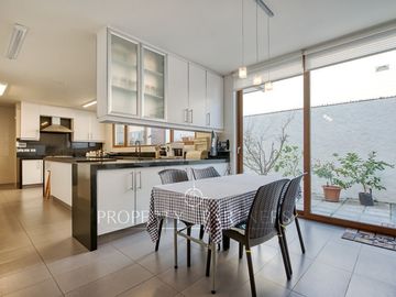 Casa estilo Mediterráneo en Los Nogales, cercana a colegios y comercio.