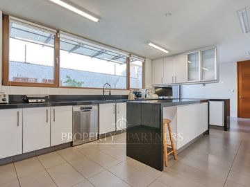 Casa estilo Mediterráneo en Los Nogales, cercana a colegios y comercio.