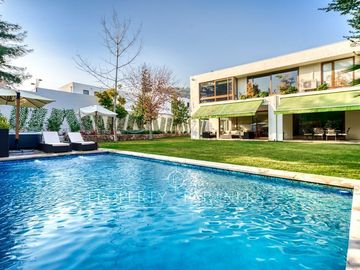 Casa estilo Mediterráneo en Los Nogales, cercana a colegios y comercio.