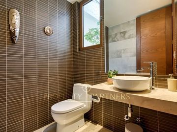Casa estilo Mediterráneo en Los Nogales, cercana a colegios y comercio.