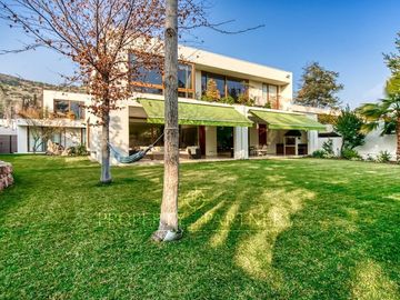 Casa estilo Mediterráneo en Los Nogales, cercana a colegios y comercio.
