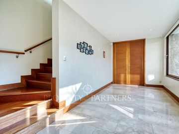 Casa estilo Mediterráneo en Los Nogales, cercana a colegios y comercio.