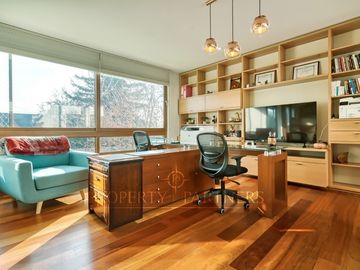 Casa estilo Mediterráneo en Los Nogales, cercana a colegios y comercio.