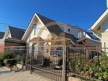 Se vende excelente casa independiente, Los Pinos.