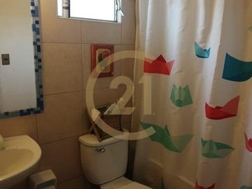 Se vende excelente casa independiente, Los Pinos.
