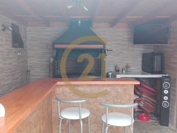 Se vende excelente casa independiente, Los Pinos.