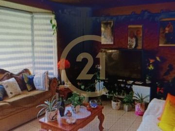 Se vende excelente casa independiente, Los Pinos.