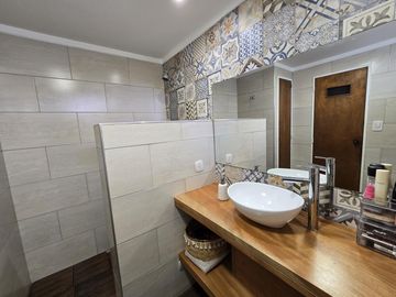 Excelente Casa de 5 Ambientes de 3 Plantas - Patio/Parrilla - Terraza