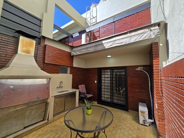Excelente Casa de 5 Ambientes de 3 Plantas - Patio/Parrilla - Terraza