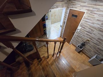 Excelente Casa de 5 Ambientes de 3 Plantas - Patio/Parrilla - Terraza