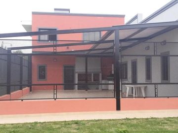 Casa en venta - 4 dormitorios 3 baños - 3.6 Ha- La Plata
