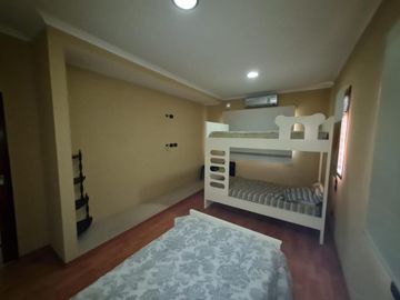 Casa en venta - 4 dormitorios 3 baños - 3.6 Ha- La Plata