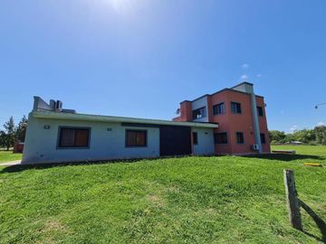 Casa en venta - 4 dormitorios 3 baños - 3.6 Ha- La Plata