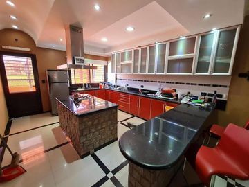 Casa en venta - 4 dormitorios 3 baños - 3.6 Ha- La Plata