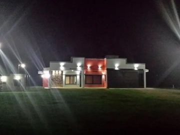 Casa en venta - 4 dormitorios 3 baños - 3.6 Ha- La Plata