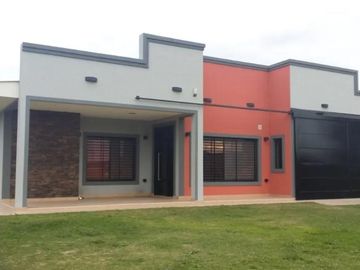 Casa en venta - 4 dormitorios 3 baños - 3.6 Ha- La Plata