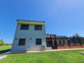 Casa en venta - 4 dormitorios 3 baños - 3.6 Ha- La Plata