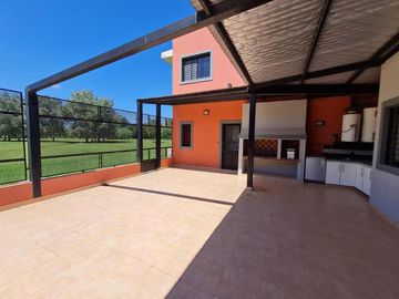 Casa en venta - 4 dormitorios 3 baños - 3.6 Ha- La Plata