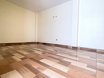 Casa en Venta de 4 pisos - Los Olivos
