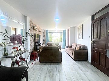 Casa en Venta de 4 pisos - Los Olivos