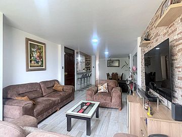 Casa en Venta de 4 pisos - Los Olivos