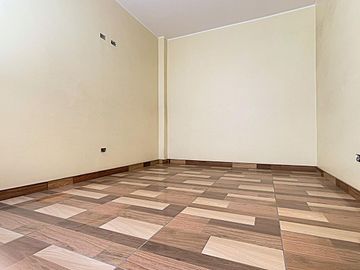 Casa en Venta de 4 pisos - Los Olivos
