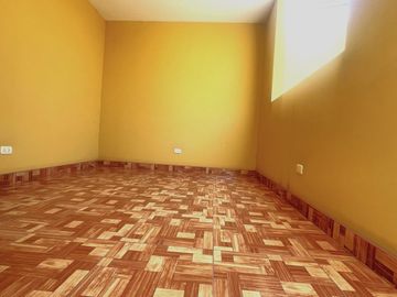Casa en Venta de 4 pisos - Los Olivos