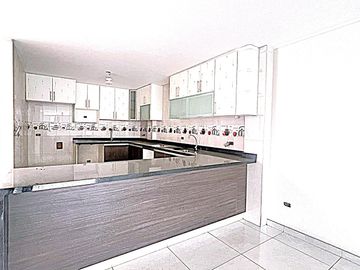 Casa en Venta de 4 pisos - Los Olivos