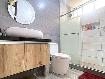 Casa en Venta de 4 pisos - Los Olivos