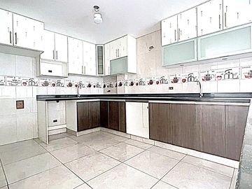 Casa en Venta de 4 pisos - Los Olivos