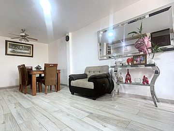 Casa en Venta de 4 pisos - Los Olivos