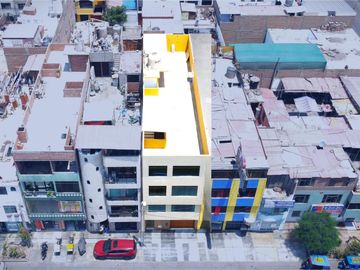 Casa en Venta de 4 pisos - Los Olivos