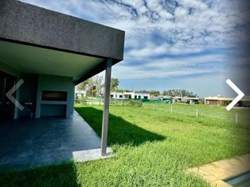 Casa en venta - 4 Dormitorios 3 Baños - Cochera - 190Mts2 - Canning