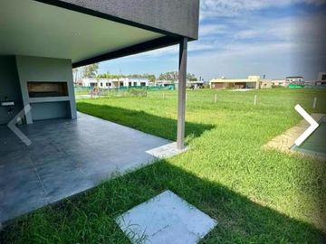 Casa en venta - 4 Dormitorios 3 Baños - Cochera - 190Mts2 - Canning