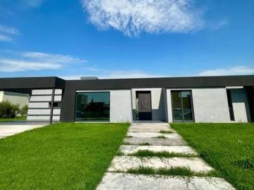 Casa en venta - 4 Dormitorios 3 Baños - Cochera - 190Mts2 - Canning