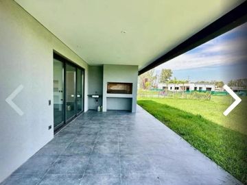 Casa en venta - 4 Dormitorios 3 Baños - Cochera - 190Mts2 - Canning