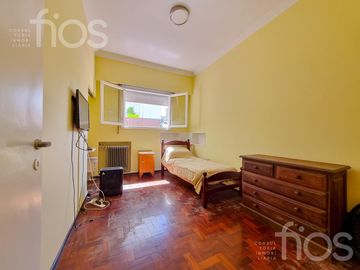 VENTA CASA DE CINCO DORMITORIOS CON QUINCHO, TERRAZA Y COCHERA EN ABASTO