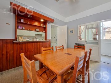 VENTA CASA DE CINCO DORMITORIOS CON QUINCHO, TERRAZA Y COCHERA EN ABASTO