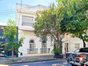 VENTA CASA DE CINCO DORMITORIOS CON QUINCHO, TERRAZA Y COCHERA EN ABASTO