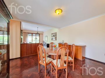 VENTA CASA DE CINCO DORMITORIOS CON QUINCHO, TERRAZA Y COCHERA EN ABASTO