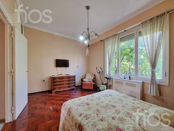 VENTA CASA DE CINCO DORMITORIOS CON QUINCHO, TERRAZA Y COCHERA EN ABASTO