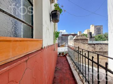 VENTA CASA DE CINCO DORMITORIOS CON QUINCHO, TERRAZA Y COCHERA EN ABASTO