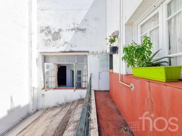 VENTA CASA DE CINCO DORMITORIOS CON QUINCHO, TERRAZA Y COCHERA EN ABASTO