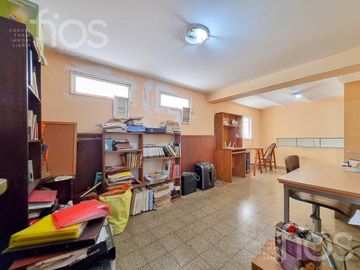 VENTA CASA DE CINCO DORMITORIOS CON QUINCHO, TERRAZA Y COCHERA EN ABASTO