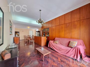 VENTA CASA DE CINCO DORMITORIOS CON QUINCHO, TERRAZA Y COCHERA EN ABASTO
