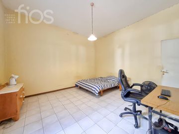 VENTA CASA DE CINCO DORMITORIOS CON QUINCHO, TERRAZA Y COCHERA EN ABASTO