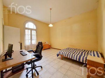 VENTA CASA DE CINCO DORMITORIOS CON QUINCHO, TERRAZA Y COCHERA EN ABASTO